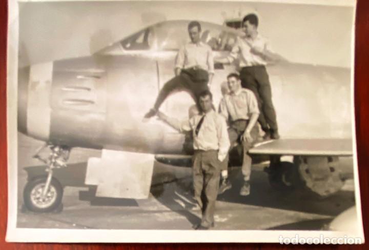 Militaria: FOTOGRAFIA DE GRUPO DE AVIADORES, A&Ntilde;OS 60, AVIACION, AVION, MIDE 10,5 X 7,5 CMS.