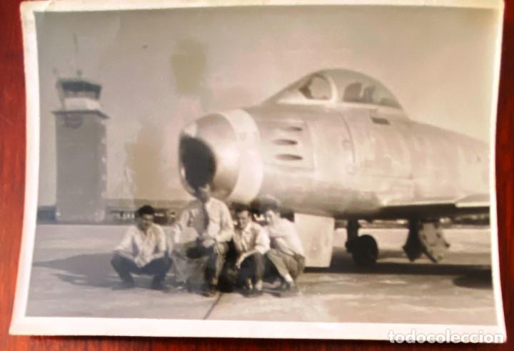Militaria: FOTOGRAFIA DE GRUPO DE AVIADORES, A&Ntilde;OS 60, AVIACION, AVION, MIDE 10,5 X 7,5 CMS.