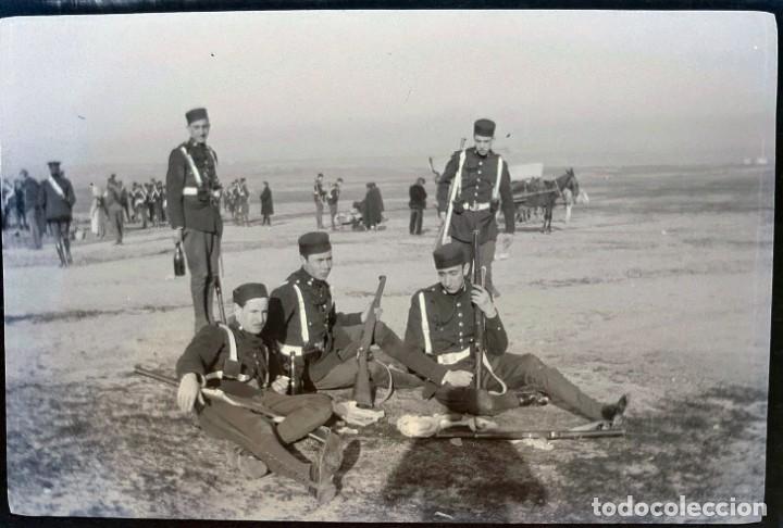 Militaria: FOTOGRAFIA EN NEGATIVO DE CELULOIDE DE MILITARES EN LA GUERRA DEL RIF, SE HA POSITIVADO PARA QUE SE
