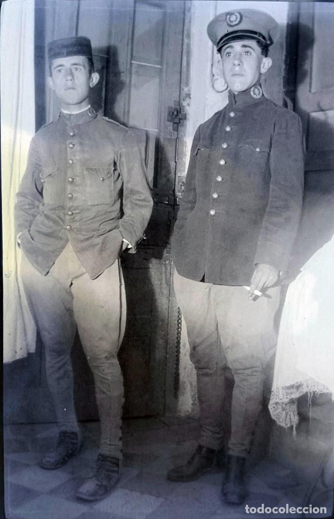 Militaria: FOTOGRAFIA EN NEGATIVO DE CELULOIDE DE MILITARES EN LA GUERRA DEL RIF, SE HA POSITIVADO PARA QUE SE