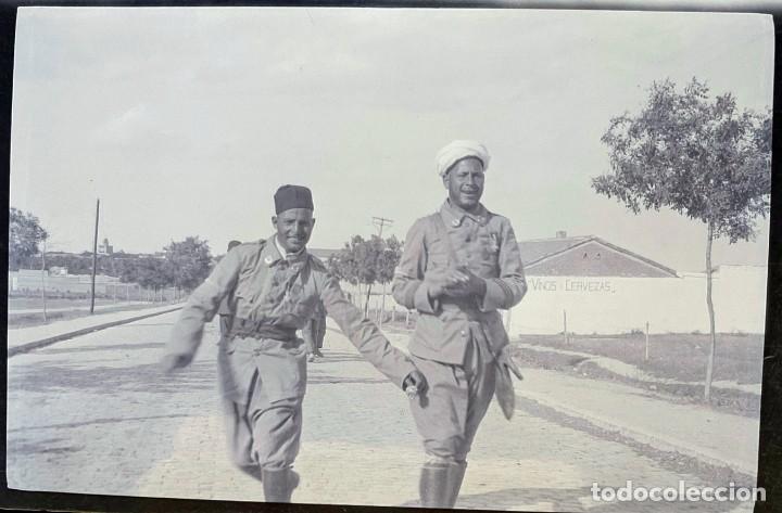 Militaria: FOTOGRAFIA EN NEGATIVO DE CELULOIDE DE MILITARES DE LA MEHALA POLICIA INDIGENA DURANTE LA GUERRA DEL