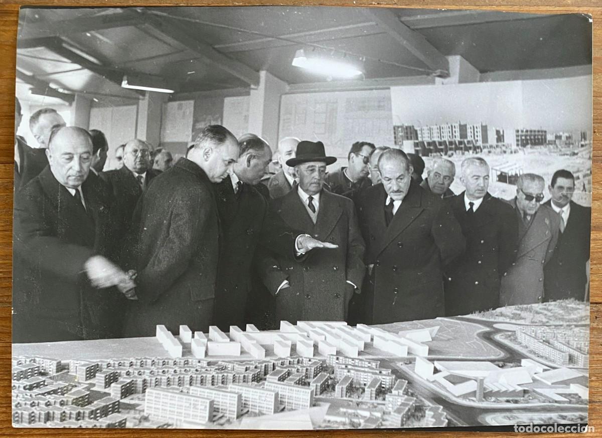Militaria: FOTOGRAFIA DE S.E. EL JEFE DEL ESTADO EL GENERALISIMO FRANCO RECORRIENDO LOS BARRIOS DE NUEVA CONSTR