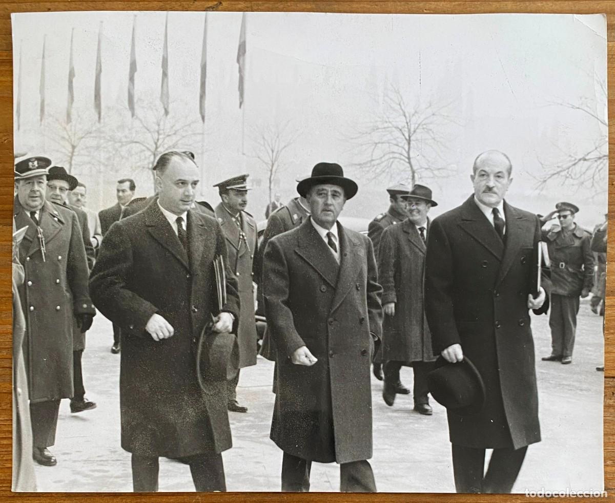 Militaria: FOTOGRAFIA DE S.E. EL JEFE DEL ESTADO EL GENERALISIMO FRANCO RECORRIENDO LOS BARRIOS DE NUEVA CONSTR