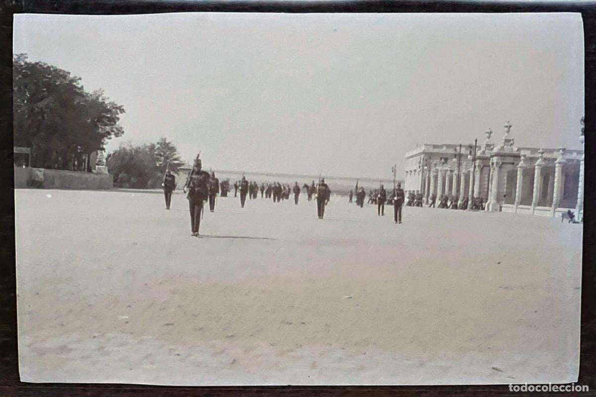 Militaria: FOTOGRAFIA EN NEGATIVO DE LA GUARDIA REAL EN EL PALACIO DE ORIENTE, SE HA POSITIVADO PARA QUE SE PUE