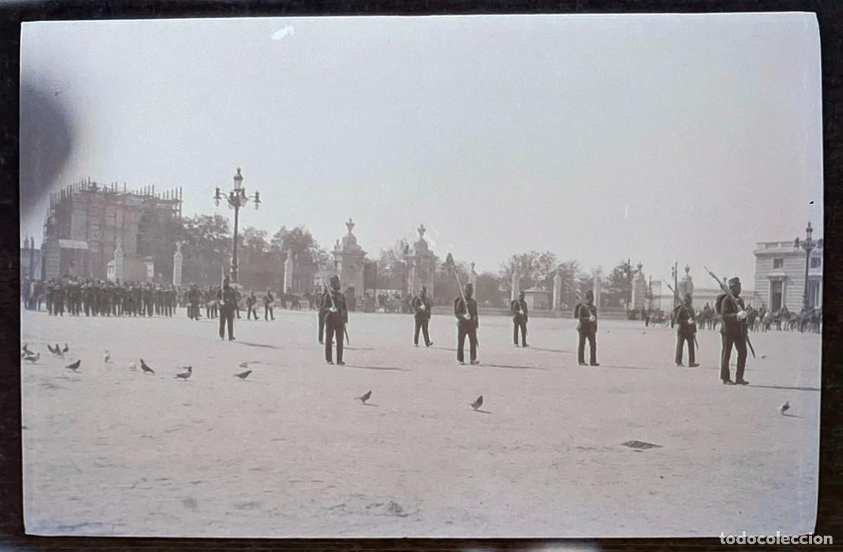 Militaria: FOTOGRAFIA EN NEGATIVO DE LA GUARDIA REAL EN EL PALACIO DE ORIENTE, SE HA POSITIVADO PARA QUE SE PUE
