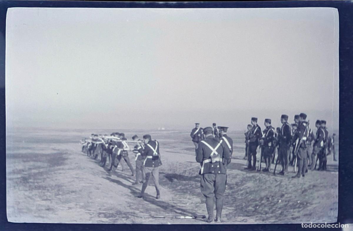 Militaria: FOTOGRAFIA EN NEGATIVO DE MILITARES EPOCA DE ALFONSO XIII EN MANIOBRAS, SE HA POSITIVADO PARA QUE SE