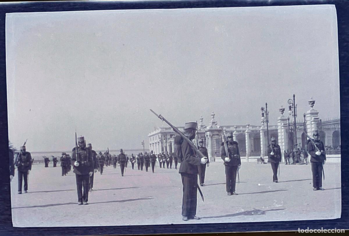 Militaria: FOTOGRAFIA EN NEGATIVO DE LA GUARDIA REAL DE ALFONSO XIII EN EL PALACIO DE ORIENTE, SE HA POSITIVADO