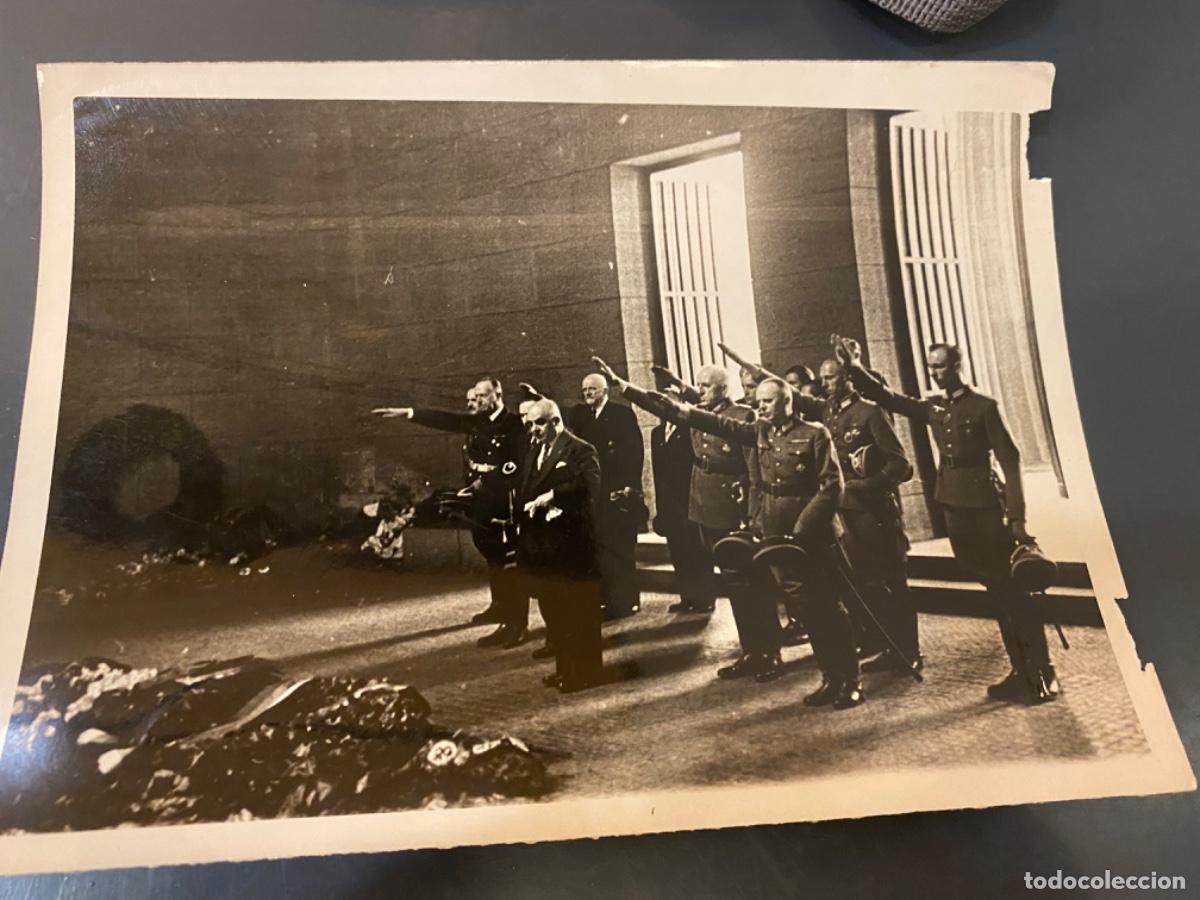 Militaria: Fotograf&iacute;a de prensa Oficiales Alemanes saludando al Monumento a los ca&iacute;dos.