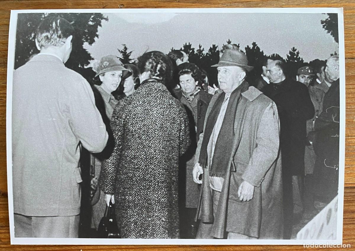 Militaria: FOTOGRAFIA DE FRANCISCO FRANCO JUNTO LA MARQUESA DE VILLAVEDE, MIDE 17,8 X 12,5 CMS. FOTO DE PRENSA,