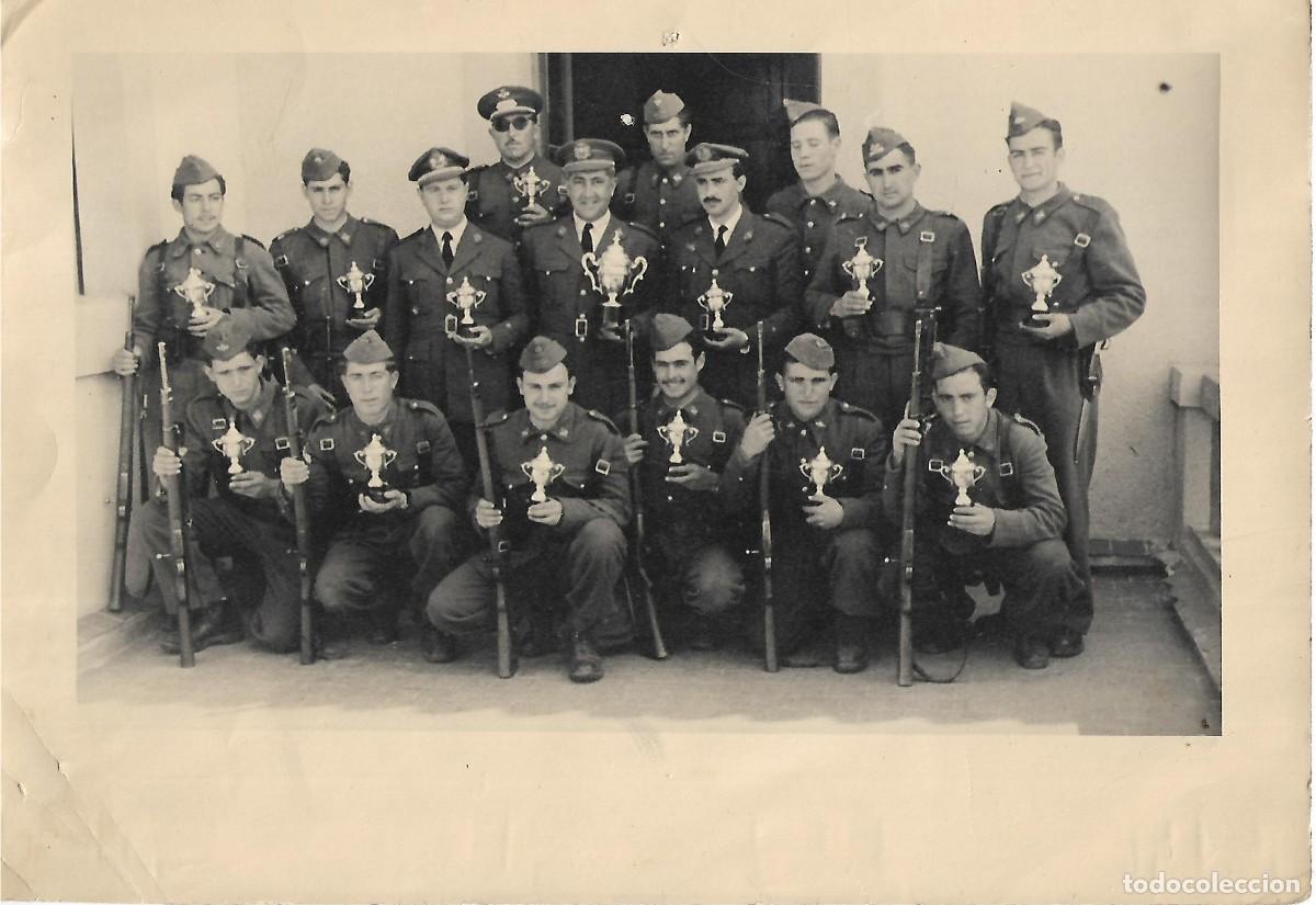 Military Antiques: 1R-ANTIGUA FOTOGRAFIA DE MILITARES SOLDADOS Y MANDOS CON UN TROFEO EN LAS MANOS