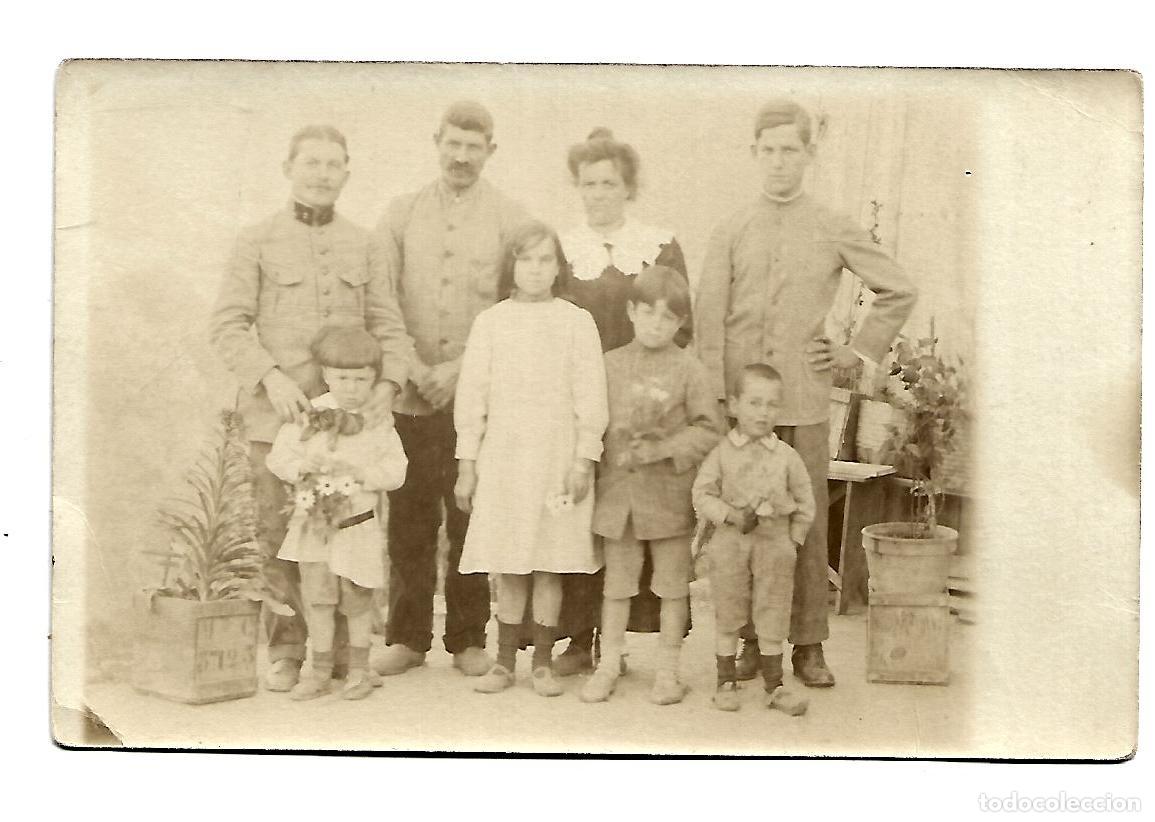 Military Antiques: 1R-ANTIGUA FOTOGRAFIA DE UN MILITAR CON SU FAMILIA