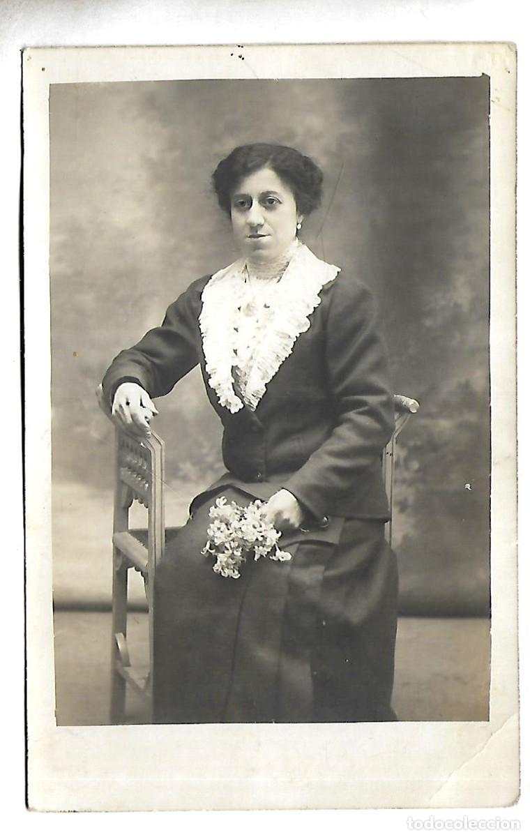 Military Antiques: 1R-ANTIGUA FOTOGRAFIA DE UNA DAMA SENTADA DEDICADA EN TIELMES 27 - 4 - 1.913