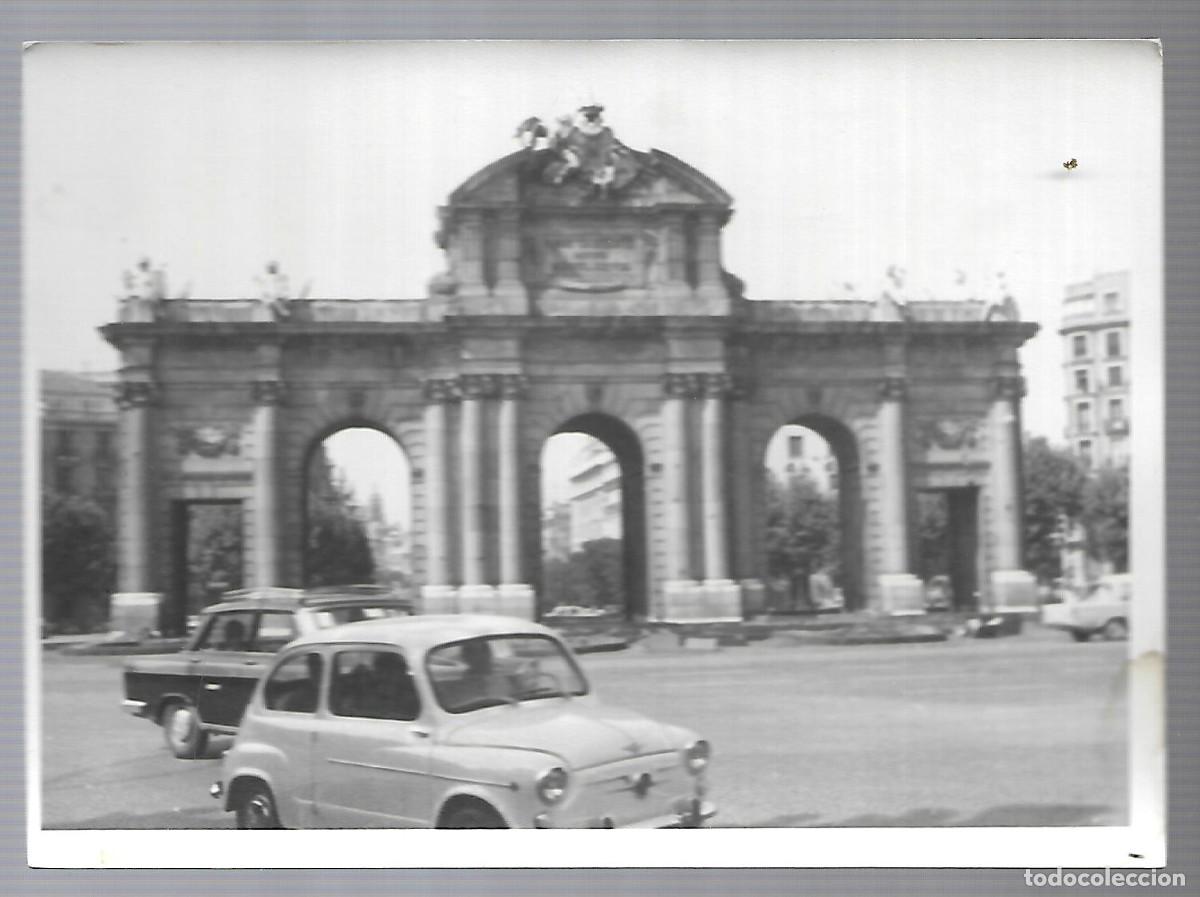 Military Antiques: 1R-ANTIGUA FOTOGRAFIA DE UN SEISCIENTOS Y TAXI POR LA PUERTA DE ALCALA - FOTO RECHE