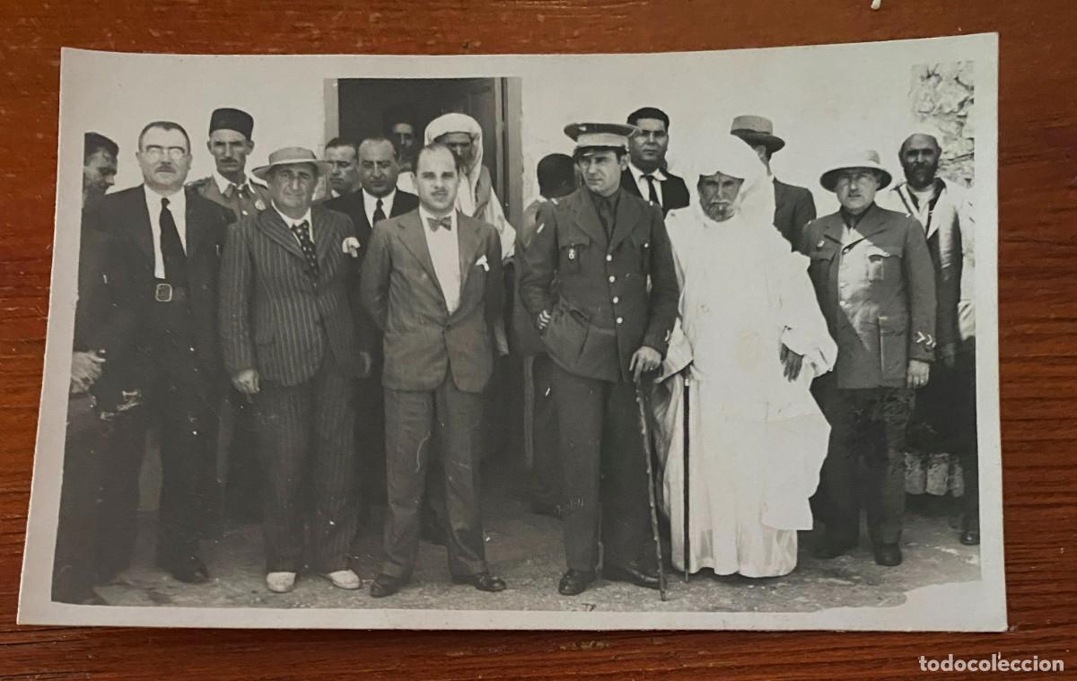 Militaria: FOTOGRAFIA DE OFICIAL DE REGULARES EN NADOR, JUNTO A KALIFA Y OTRAS AUTORIDADES, EN LA FERIA DE GANA