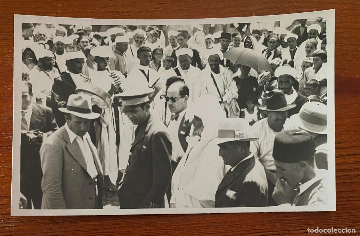 Militaria: FOTOGRAFIA DE OFICIAL DE REGULARES EN NADOR, JUNTO A KALIFA Y OTRAS AUTORIDADES, EN LA FERIA DE GANA