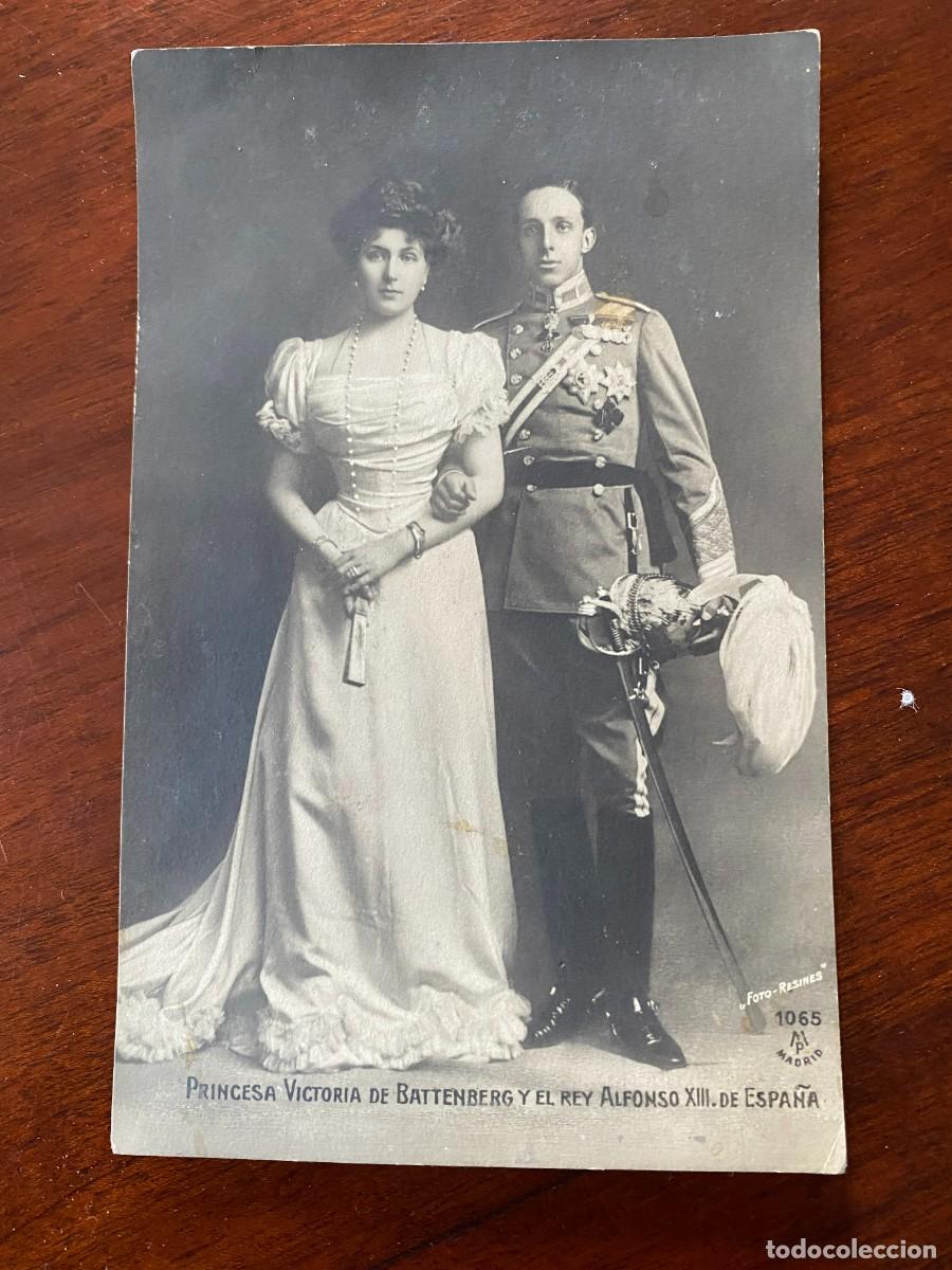Military Antiques: FOTO POSTAL DE LA PRINCESA VICTORIA Y ALFONSO XIII CON UNIFORME DE HUSAR - FOTOGRAFICA B. RESINES. E