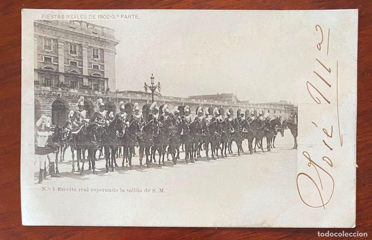 Military Antiques: POSTAL DE LA ESCOLTA REAL ESPERANDO LA SALIDA DE SU MAJESTAD ALDONSO XIII, N.1, FIESTAS REALES DE 19