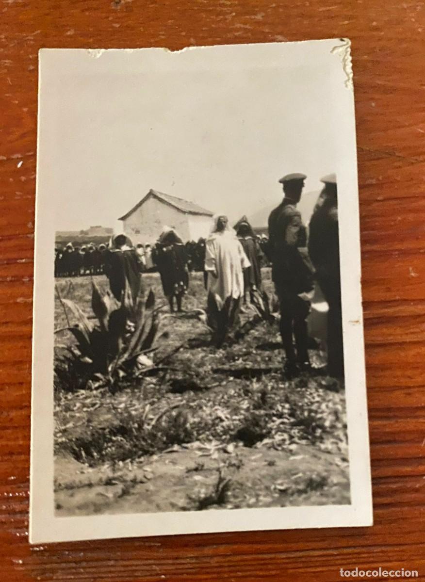 Military Antiques: FOTOGRAFIA DE OFICIALES ESPA&Ntilde;OLES EN EL ZOCO EJ JEMIS DE ANYERA, JUNIO DE 1928, MIDE 6,5 X 4,5 CMS.
