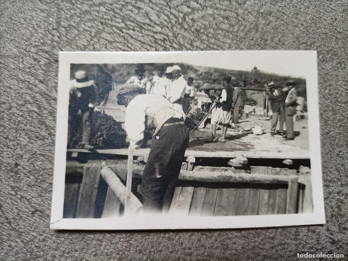 Militaria: FOTOGRAFIA DE TRABAJADORES EN LA CAMPA&Ntilde;A DEL RIF, MIDE 6,5 X 4,5 CMS.
