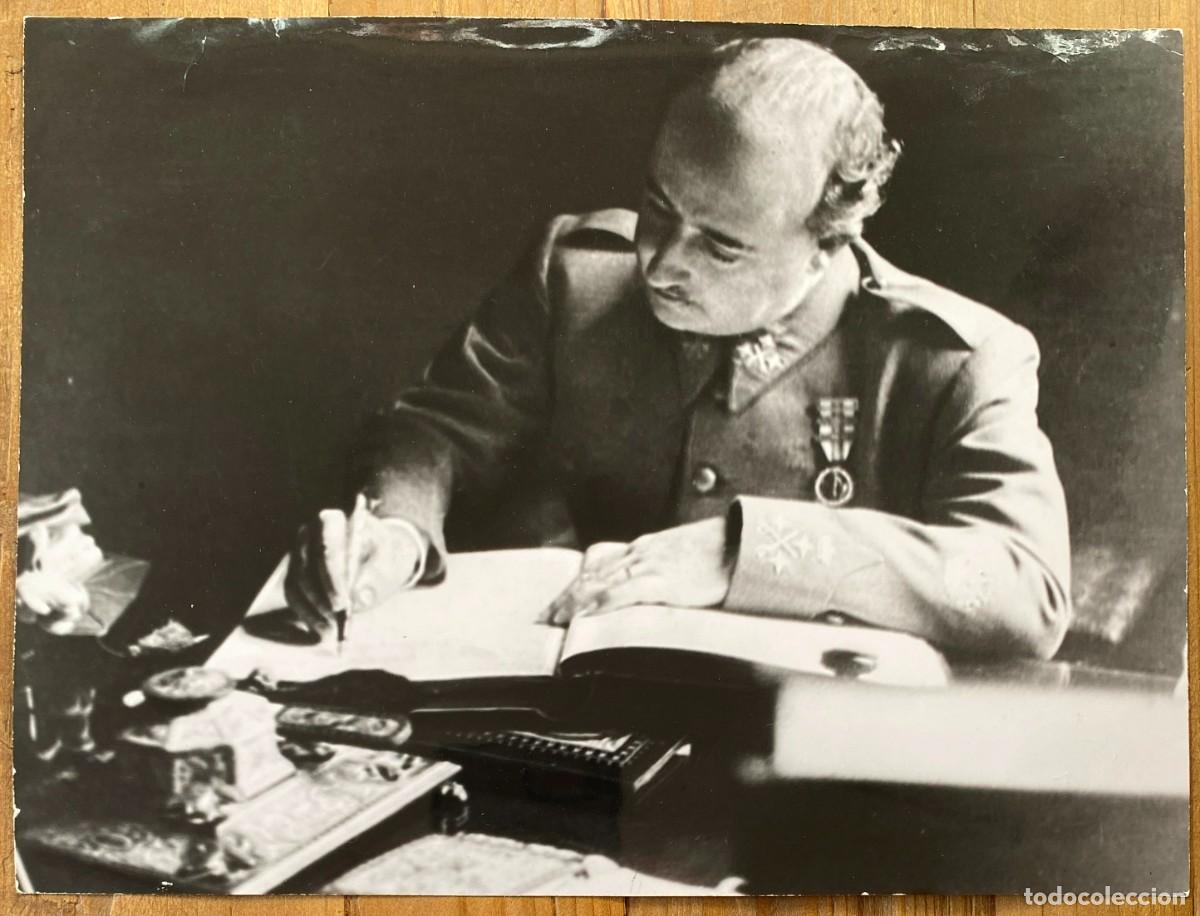 Militaria: FOTOGRAFIA DEL GENERAL FRANCISCO FRANCO, CAUDILLO DE ESPA&Ntilde;A, FOTO DE PRENSA, MIDE 24 X 18 CMS.