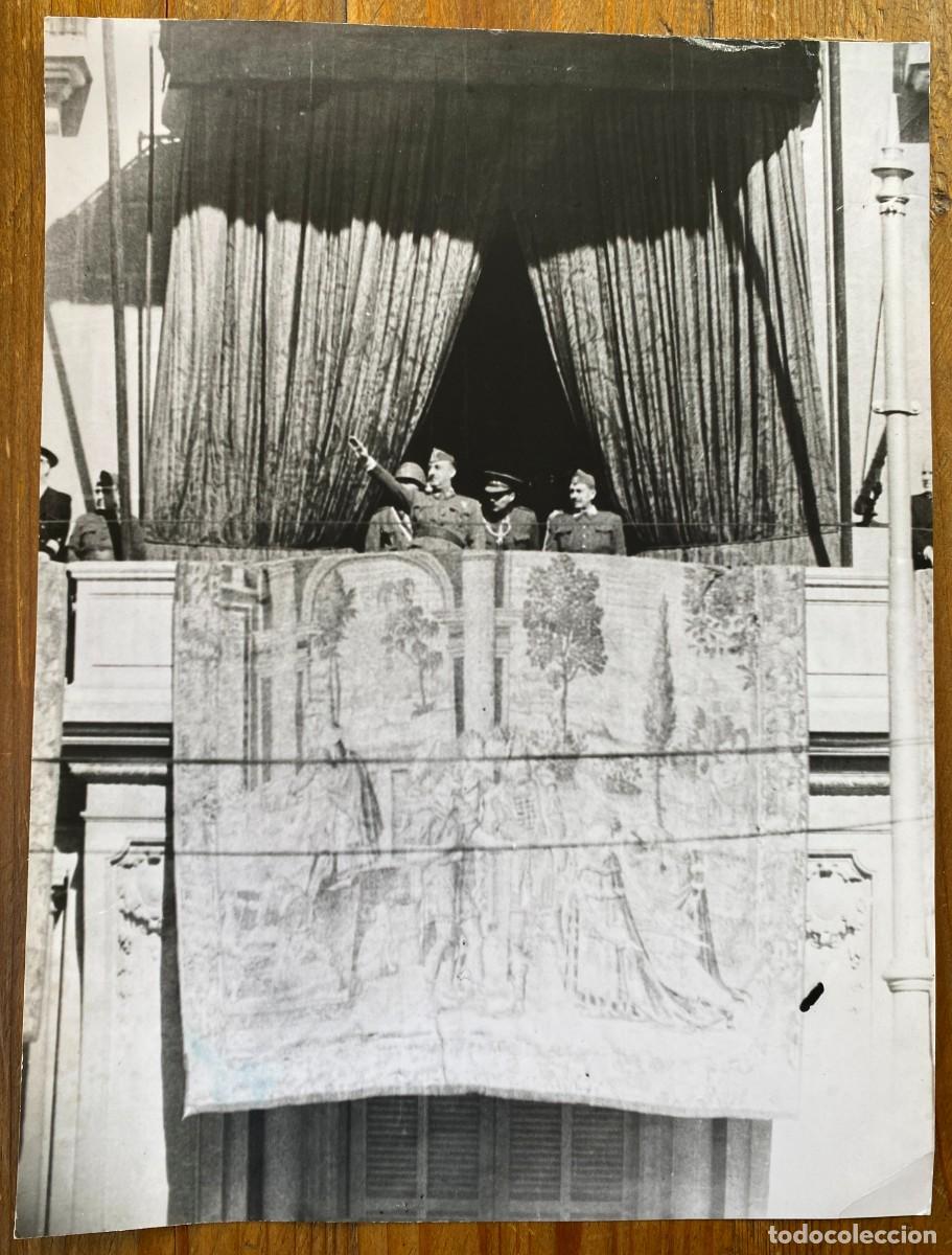 Militaria: FOTOGRAFIA DEL GENERAL FRANCISCO FRANCO, SALUDA A LA MULTITUD QUE LA ACLAMA, FOTO DE PRENSA, MIDE 24