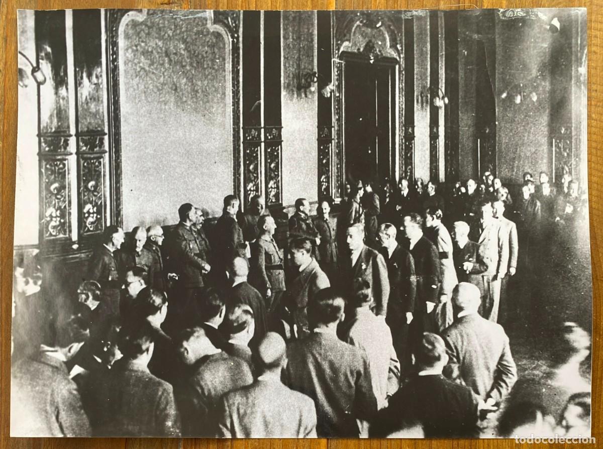 Militaria: FOTOGRAFIA DE RECEPCION AL CAUDILLO FRANCO, FOTO DE PRENSA, MIDE 24 X 18 CMS.