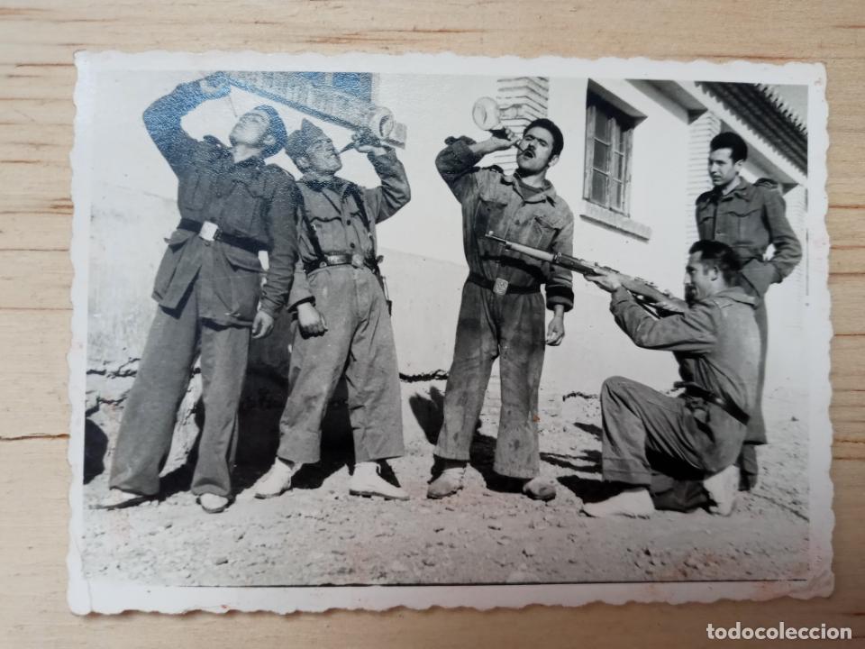 Militaria: Fotografia legionarios bebiendo- a&ntilde;os 40