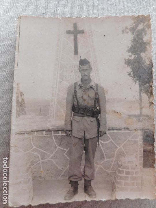 Militaria: ANTIGUA FOTOGRAFIA DE MILITAR FRENTE A MONUMENTO CAIDOS EN GUERRA CIVIL.
