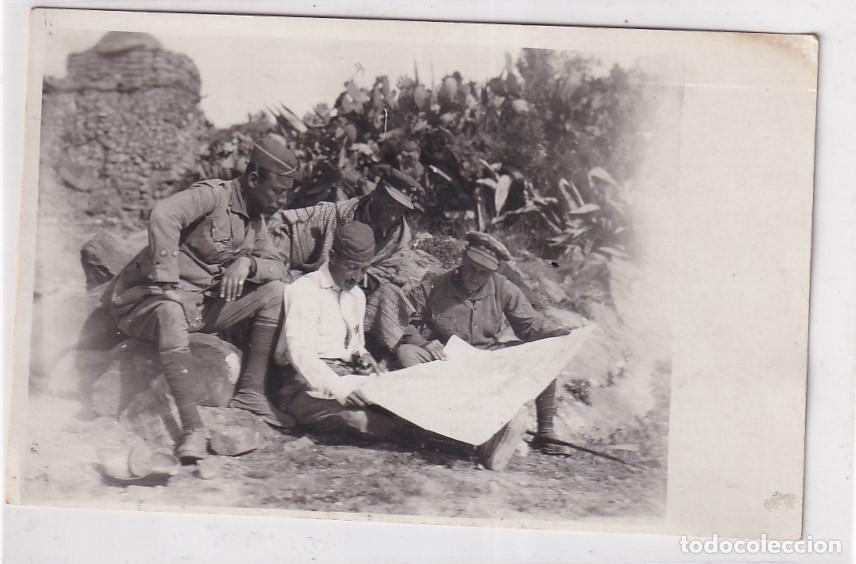 Militaria: Postal fotogr&aacute;fica Rif consultando un plano antes del avance. Militar. Sin circular.