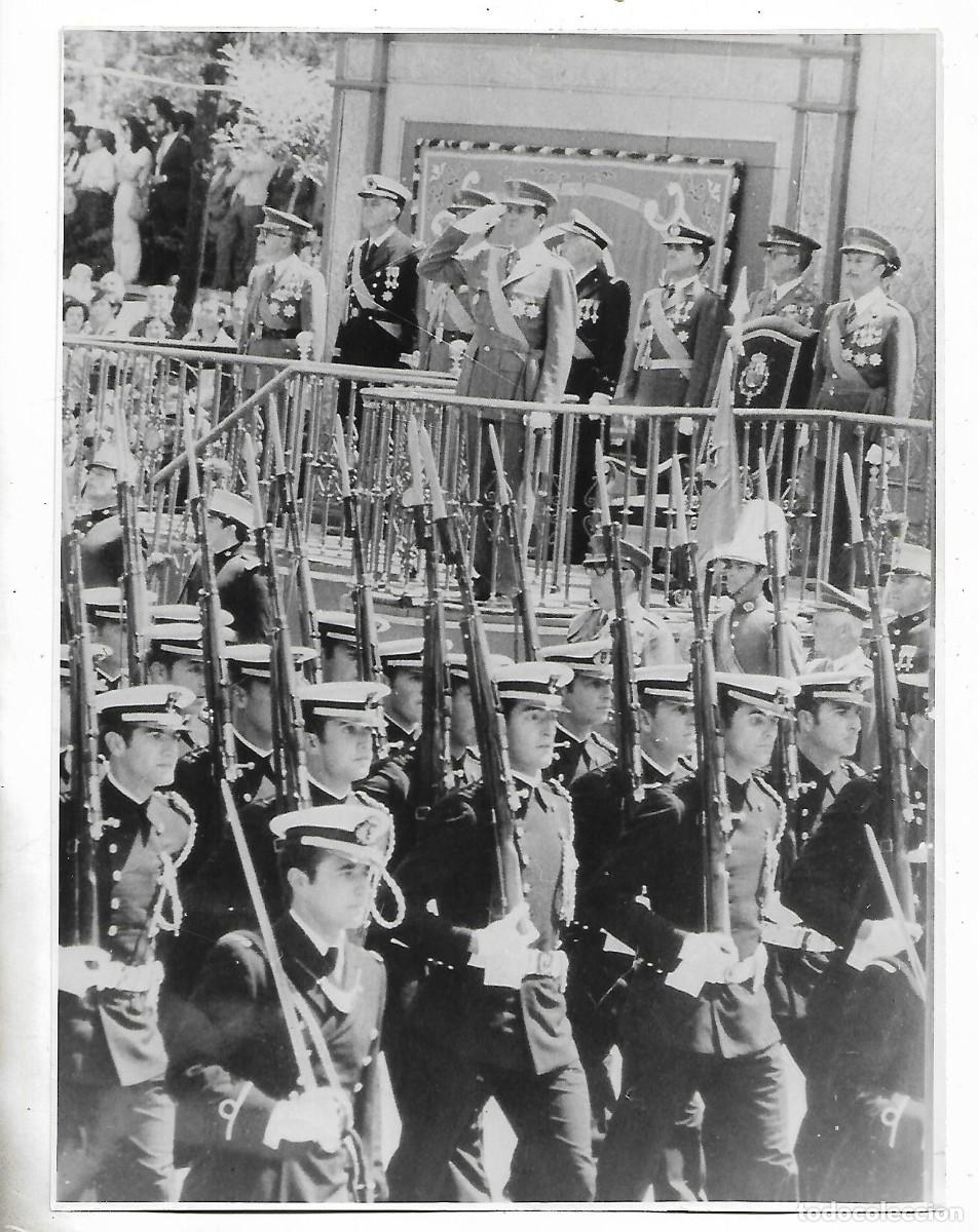 Militaria: M25-FOTOGRAFIA ANTIGUA- EL REY JUAN CARLOS Y ALTOS MANDOS SALUDANDO A LA MARINA