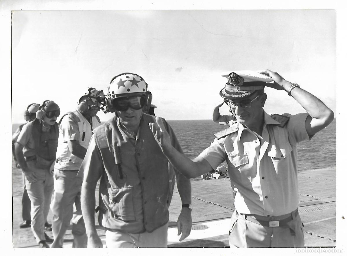 Militaria: M25-FOTOGRAFIA ANTIGUA- UN CAPITAN DE NAVIO ASESORANDO AL PILOTO - FOTO SORIANO