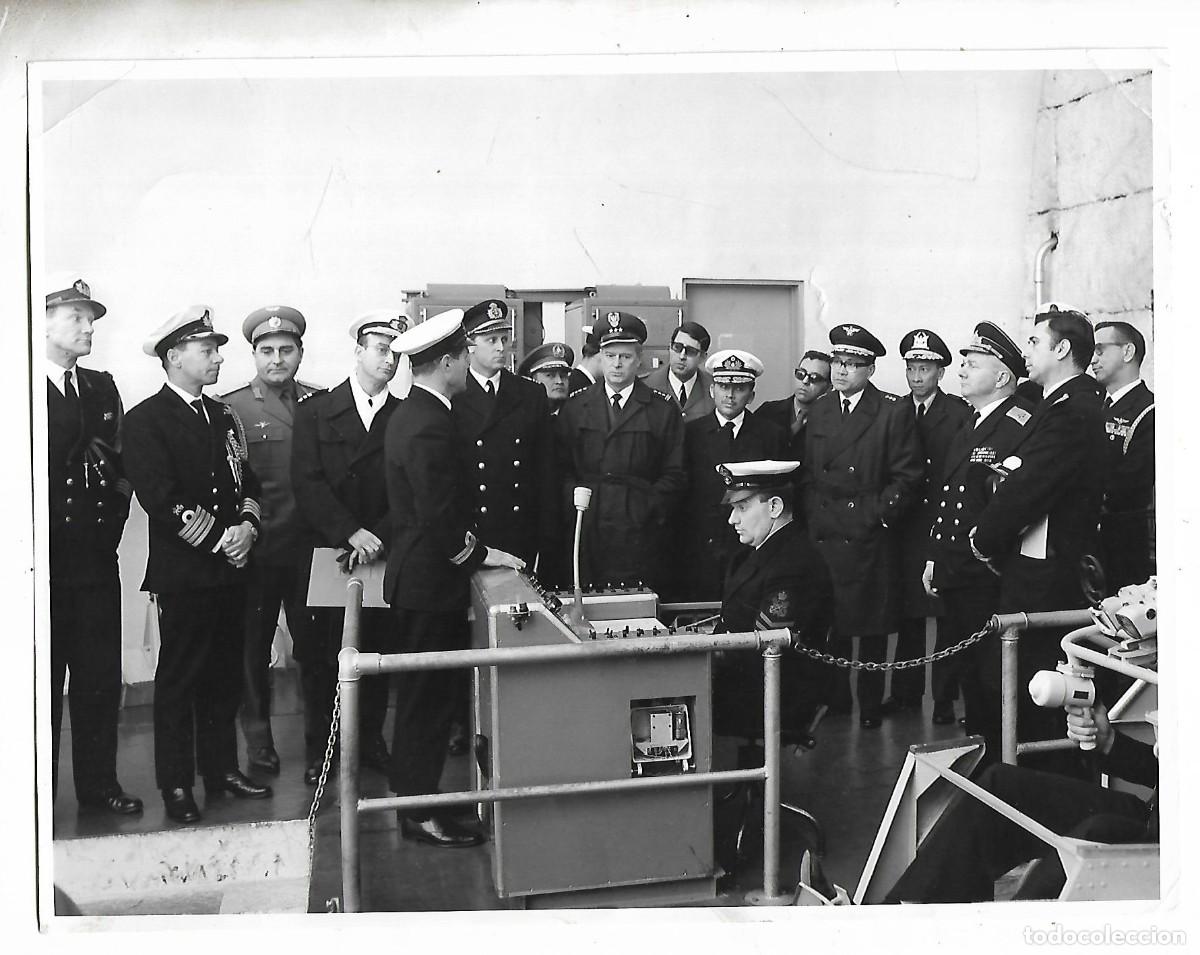 Militaria: M25- FOTOGRAFIA ANTIGUA - PERSONAL DEL NAVIO EXPLICANDO A LOS MANDOS