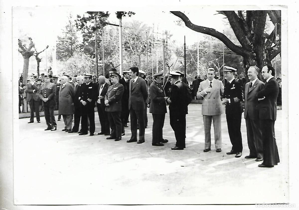 Militaria: M25- FOTO ANTIGUA- REUNION DE MILITARES Y PERSONALIDADES EN VILLA GARCIA DE AROSA EL 18- 4- 1.975