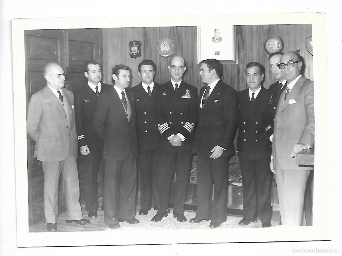 Militaria: M25- FOTO ANTIGUA- REUNION DE MILITARES Y PERSONALIDADES CON UN CAPITAN DE NAVIO