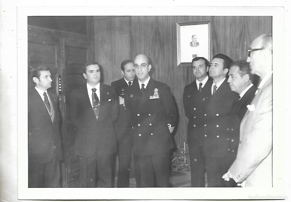 Militaria: M25- FOTO ANTIGUA- REUNION DE MILITARES Y PERSONALIDADES CON UN CAPITAN DE NAVIO