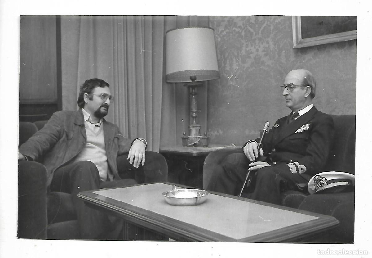 Militaria: M25- FOTO ANTIGUA- REUNION EN LA SALA DE PRENSA EL CAPITAN Y PERIODISTA -FOTO -CADIZ