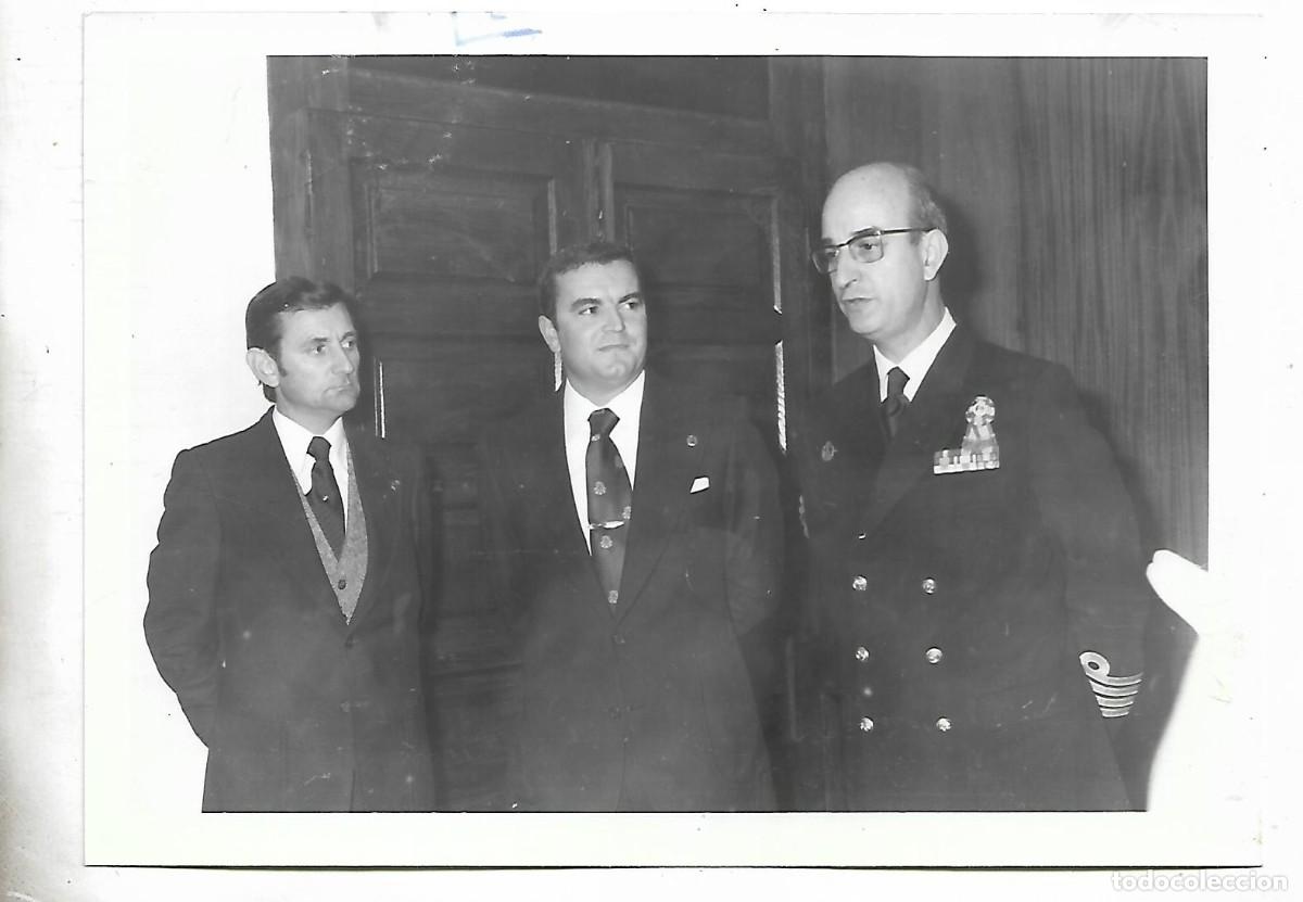 Militaria: M25- FOTO ANTIGUA- UN CAPITAN DE NAVIO CON DOS PERSONAS