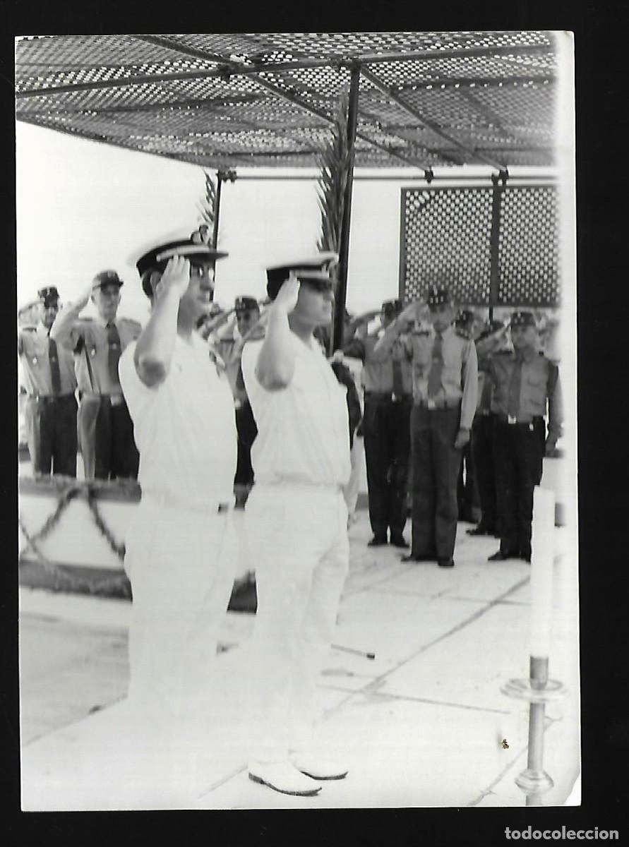 Militaria: M25- FOTO ANTIGUA- INTERCAMBIO DE SALUDOS ENTRE EL EJERCITO DE TIERRA Y MARINA