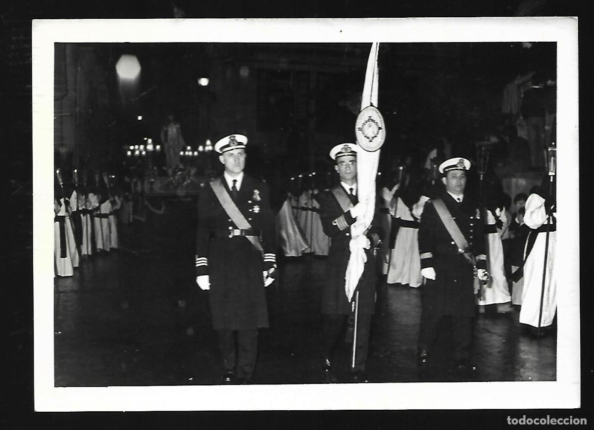 Militaria: M25- FOTO ANTIGUA-MANDOS DE LA MARINA Y SU ESTANDARTE FRENTE A LA PROCESION DEL VIERNES SANTO 1.975