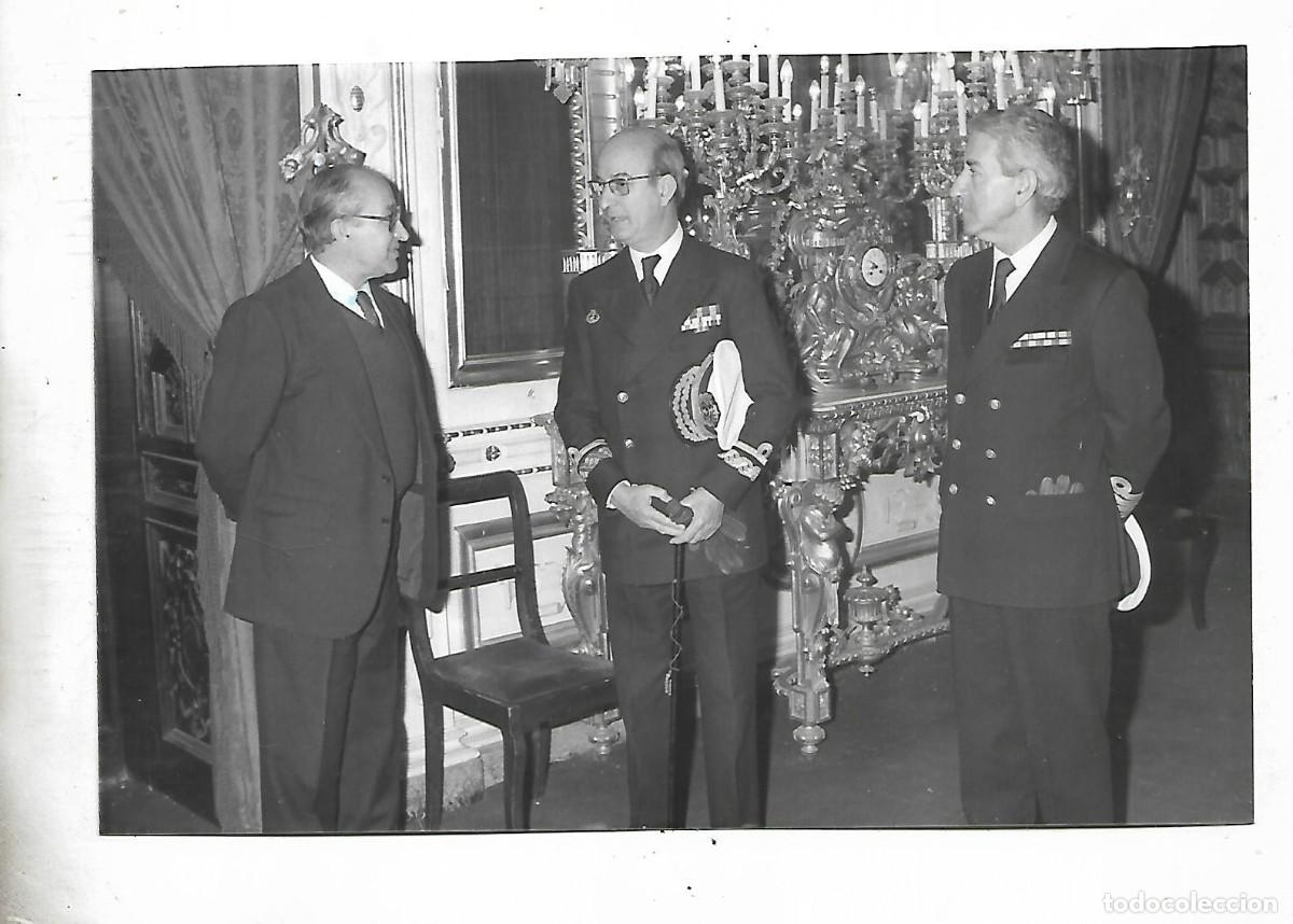 Militaria: M25- FOTO ANTIGUA- MANDOS DE LA MARINA JUNTO A UNA PERSONALIDAD FOTO DE CADIZ