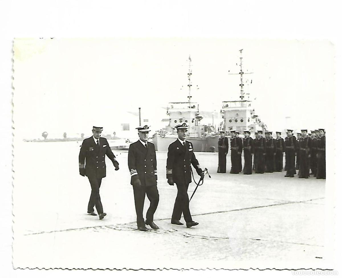 Military Antiques: M25- 2 FOTOS ANTIGUAS- MANDOS DE LA MARINA PASAN REVISION A LA TRIPULACION
