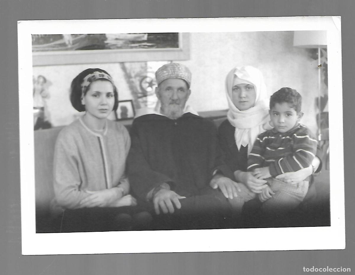 Militaria: M25- FOTO ANTIGUA- DE UNA FAMILIA EN SU DOMICILIO EL 26 - 1 - 1.967