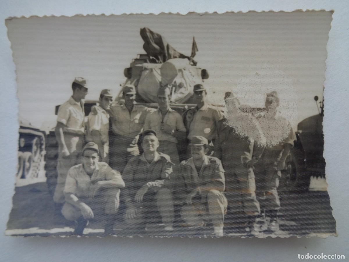 Militaria: FOTO DE MILITARES DE REGULARES ( SECCION DE AMETRALLADORAS ) DETRAS HAY TANQUES, BLINDADOSS