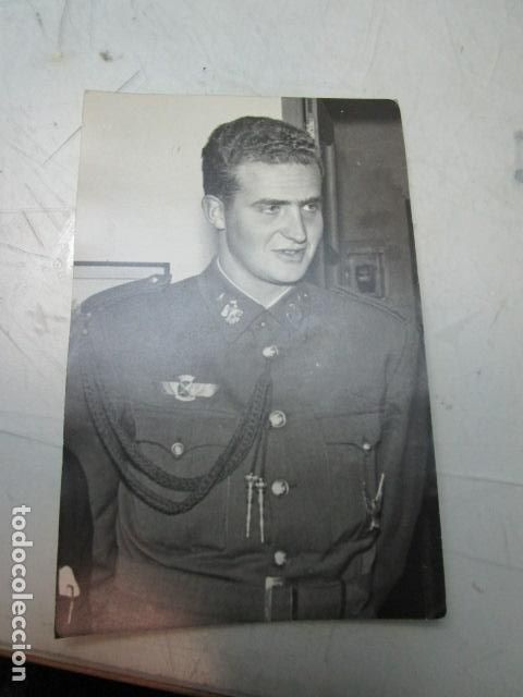 Militaria: FOTOGRAFIA ORIGINAL PRINCIPE JUAN CARLOS VESTIDO DE PILOTO EJERCITO AIRE AVIACION EN ACADEMIA GRAL