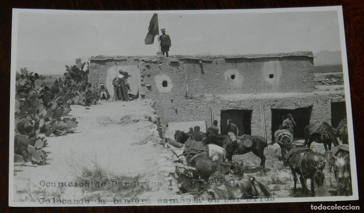 Militaria: FOTOGRAFIA DE GUERRA DEL RIF, COLOCACION DE LA BANDERA ESPA&Ntilde;OLA EN DAR DRIUS, 15 DE MAYO DE 1920, MA