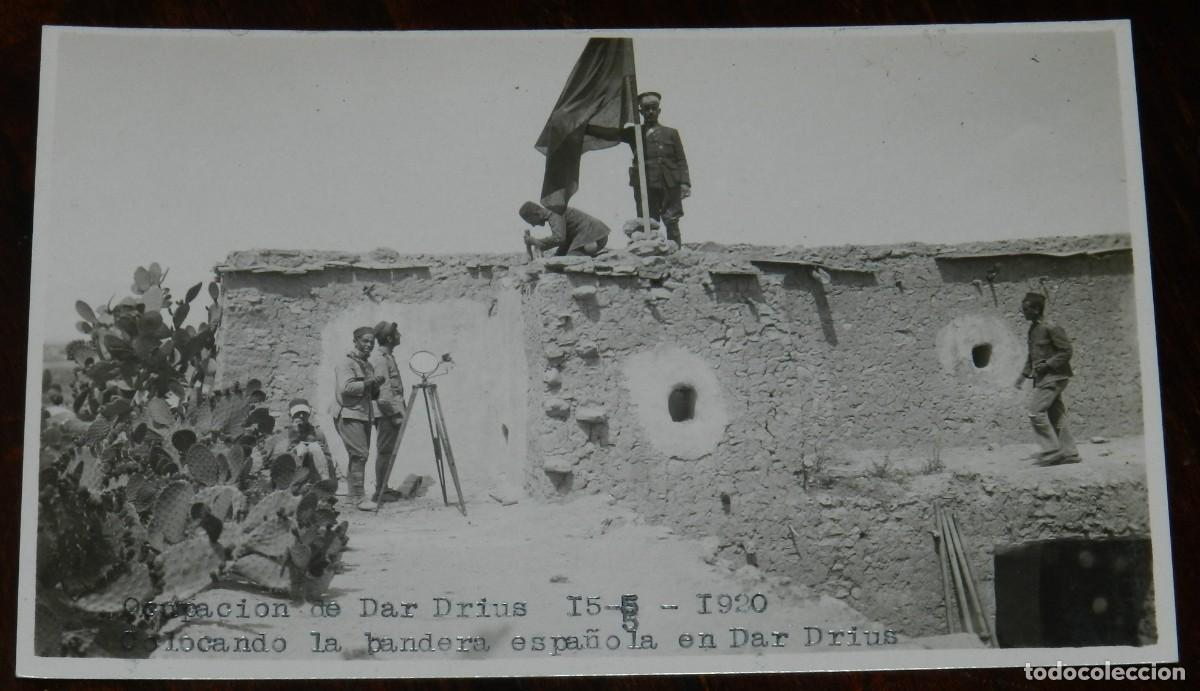 Militaria: FOTOGRAFIA DE GUERRA DEL RIF, COLOCACION DE LA BANDERA ESPA&Ntilde;OLA EN DAR DRIUS, 15 DE MAYO DE 1920, MA