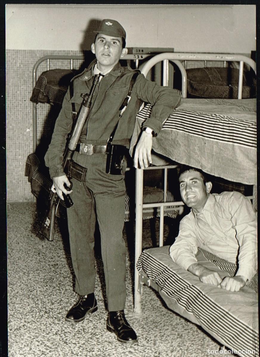 Militaria: 1978 ca. SOLDADO GUARDIA EN DORMITORIO Y JOVEN VESTIDO DE CIVIL - POSICI&Oacute;N DEL ARMA POCO ORTODOXA