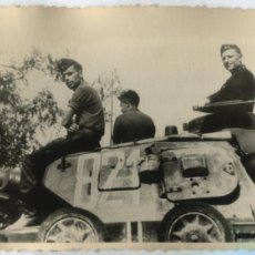 Militaria: 1940-45 FOTO II GUERRA MUNDIAL. SOLDADOS ALEMANES EN CARRO COMBATE PANZER III O IV