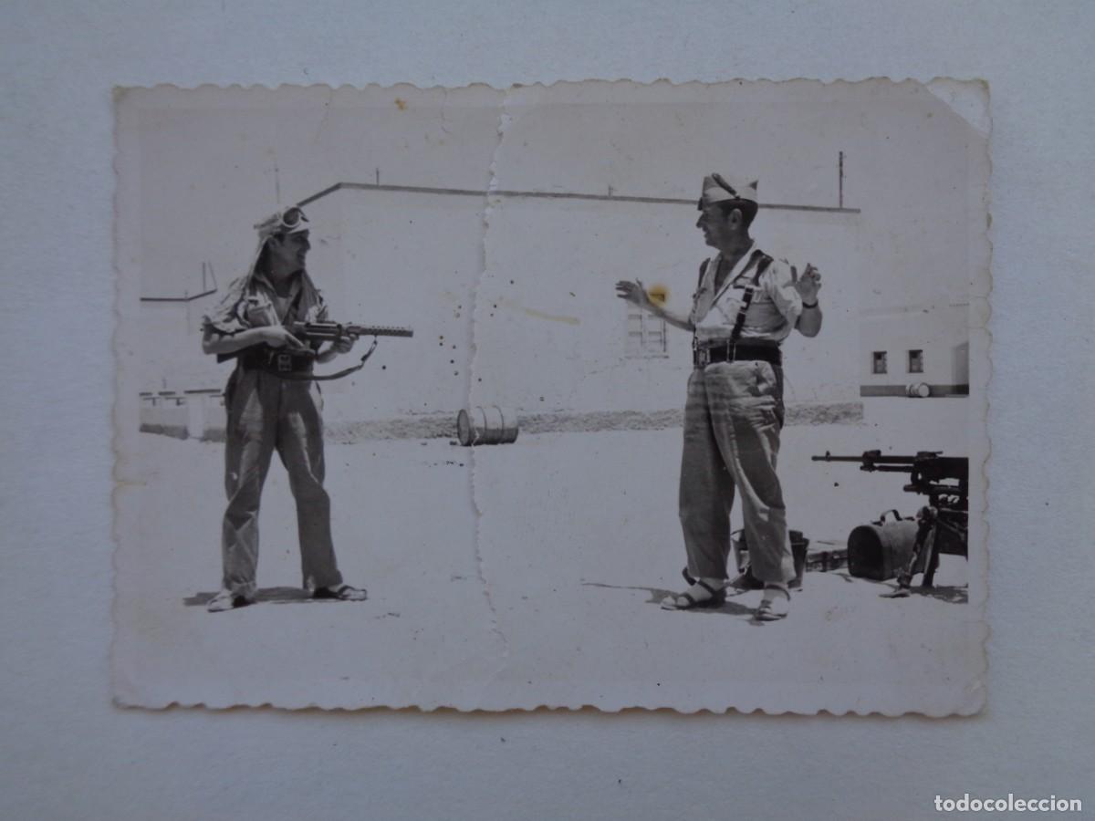 Militaria: LA LEGION : FOTO DE LEGIONARIO CON SIROQUERA APUNTANDO A OTRO CON UN NARANJERO, AMETRALLADORA