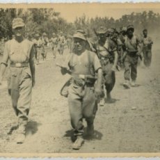 Militaria: 1940-45 FOTO II GUERRA MUNDIAL. SOLDADOS ALEMANES MARCHANDO POR UNA CIUDAD.. Lote 384242999